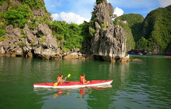 Foreign visitors in Ha Long bay, Quang Ninh (Photo: SGGP)