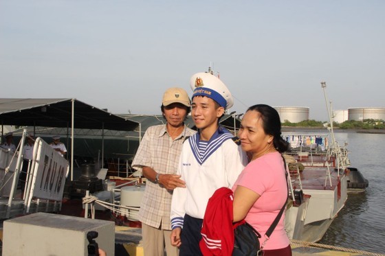 Soldier Le Dinh Ngoc Tan says goodbye to his parents before departing. (Photo: SGGP)