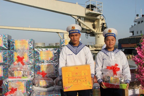 Naval soldiers bring State President Nguyen Xuan Phuc's presents to troops on the DK1 platforms. (Photo: SGGP)