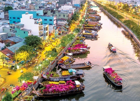 Boats carrying flowers run along the canal and dock at Binh Dong pier. (Photo: SGGP) Boats carrying flowers run along the canal and dock at Binh Dong pier. (Photo: SGGP)