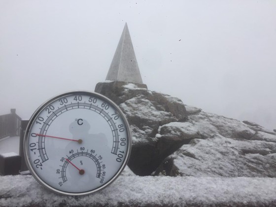 The snow falls on the top of Fansipan Mountain in the northern mountainous province of Lao Cai. (Photo: SGGP)