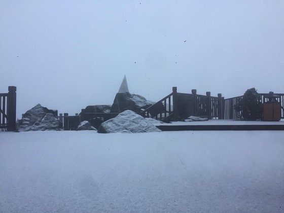 Heavy snowfall blankets the cable car station on the top of Fansipan Mountain. (Photo: SGGP)