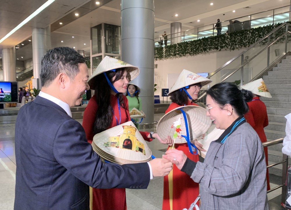 Vice Chairman of the HCMC People's Committee Duong Anh Duc offers gifts to visitors. (Photo: SGGP)