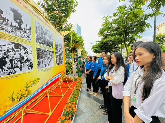 Young people visit the display. (Photo: SGGP)