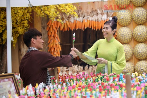 A stall selling a traditional craft product of To He, toy figures that are made of rice dough. (Photo: SGGP)