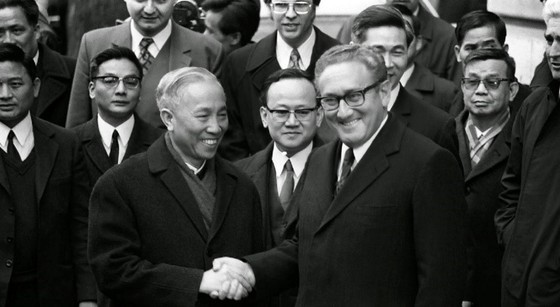 Henry A. Kissinger and Le Duc Tho shake hands after the signing of the Paris Agreement. (Photo: US National Archives)