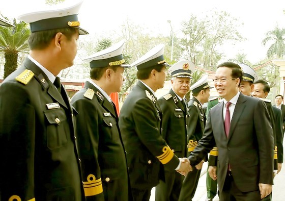 Politburo member Vo Van Thuong, Permanent member of the Party Central Committee's Secretariat paid a Tet visit to soldiers and islanders in Truong Sa island district, Khanh Hoa province and DK1 platform. (Photo: TTXVN)