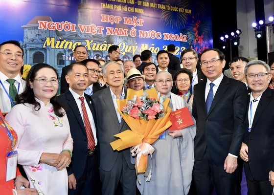 Secretary of the HCMC Party Committee, Nguyen Van Nen (2nd, R) and Chairwoman of the municipal People’s Council Nguyen Thi Le (L) attend the meeting with overseas Vietnamese on January 7. (Photo: SGGP)