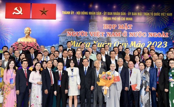 A meeting with nearly 1,000 overseas Vietnamese from foreign countries and territories in advance of the Tet holiday is held in HCMC on January 7. (Photo: SGGP)