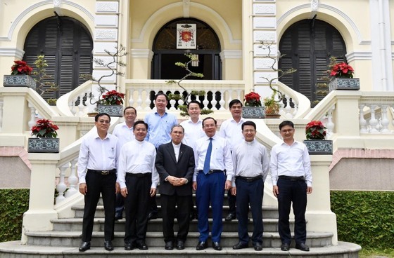 Secretary of the municipal Party Committee Nguyen Van Nen (the 3rd person from the right in the front) pays Tet visit to the Archdiocese of HCMC. (Photo: SGGP)