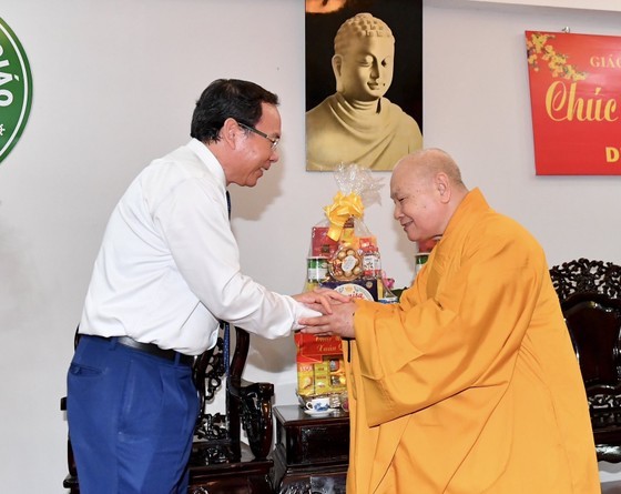 Secretary of the municipal Party Committee Nguyen Van Nen (L) receives Most Venerable Thich Thien Nhon, chairman of the VBS’s Executive Council. (Photo: SGGP)