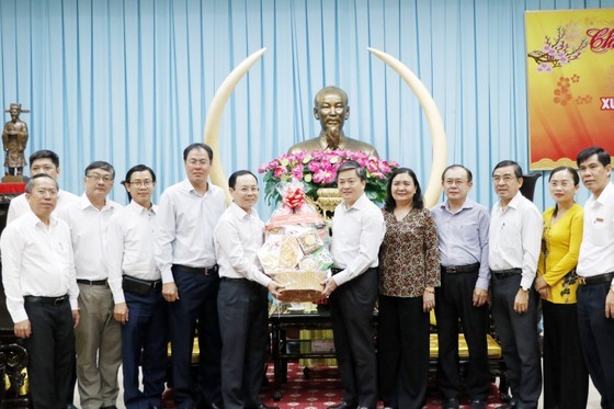 Vice Secretary of the HCMC Party Committee Nguyen Van Hieu presents Tet gifts to the Party Committee, People’s Council, and People’s Committee. (Photo: SGGP)