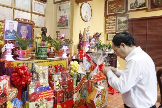 Vice Secretary of the HCMC Party Committee Nguyen Van Hieu offer incense to commemorate late Deputy Prime Minister Truong Vinh Trong. (Photo: SGGP)