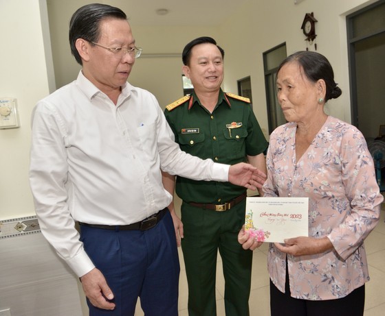 The city's leader visits Ms. Cao Thi Quy. (Photo: SGGP)