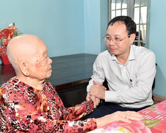 Vice Secretary of the HCMC Party Committee Nguyen Van Hieu visits Vietnamese Heroic Mother Huynh Thi Se. (Photo: SGGP)