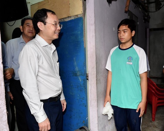 The city's deputy Party Chief visits families of Covid-19 victims. (Photo: SGGP)