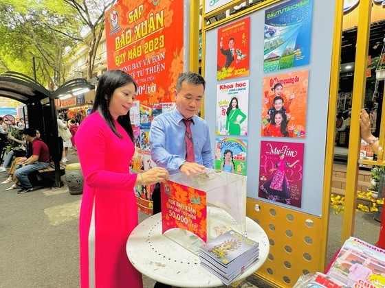 An exhibition displaying and selling award-winning publications is held in the HCMC Book Street during the Tet holiday from January 14- February 10 to raise funds for needy journalists. An exhibition displaying and selling award-winning publications is held in the HCMC Book Street during the Tet holiday from January 14- February 10 to raise funds for needy journalists.