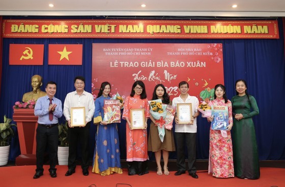 The Sai Gon Giai Phong (SGGP) Newspaper, Phu Nu TPHCM (HCMC Women) Newspaper and Phap Luat (Law) Newspaper win the second prizes. (Photo: SGGP) The Sai Gon Giai Phong (SGGP) Newspaper, Phu Nu TPHCM (HCMC Women) Newspaper and Phap Luat (Law) Newspaper win the second prizes. (Photo: SGGP)