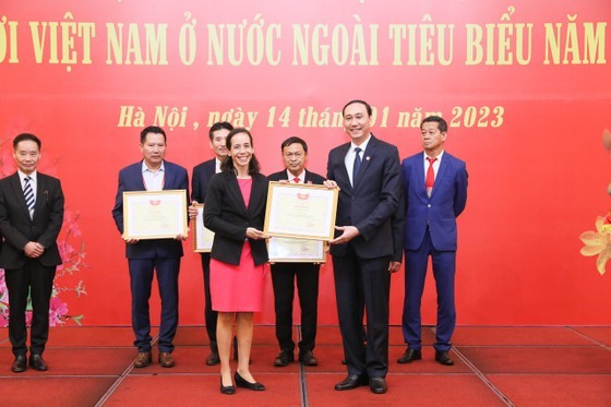 The leader highly values the ideas of OVs and their aspirations to make contributions to the homeland. (Photo: SGGP) The leader highly values the ideas of OVs and their aspirations to make contributions to the homeland. (Photo: SGGP)