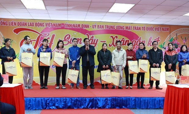 Prime Minister Pham Minh Chinh (centre) gives Tet gifts for workers in the northern province of Nam Dinh on January 15. (Photo: VNA) Prime Minister Pham Minh Chinh (centre) gives Tet gifts for workers in the northern province of Nam Dinh on January 15. (Photo: VNA)