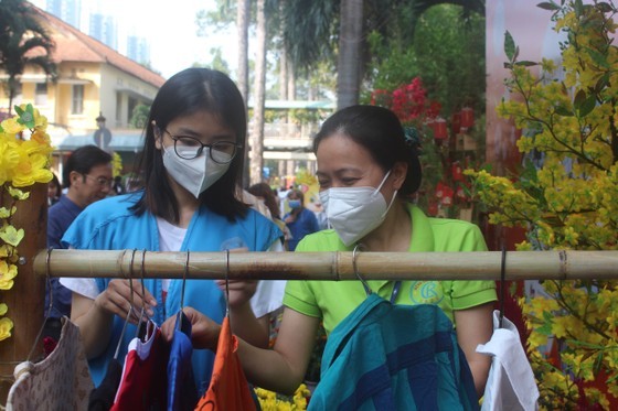 Medical workers bring costumes to flower street for photo shooting. (Photo: SGGP) Medical workers bring costumes to flower street for photo shooting. (Photo: SGGP)
