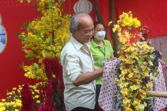 An elderly patient chose costumes. (Photo: SGGP) An elderly patient chose costumes. (Photo: SGGP)
