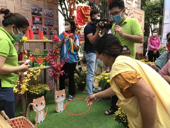 There is also folk games in flower street. (Photo: SGGP) There is also folk games in flower street. (Photo: SGGP)