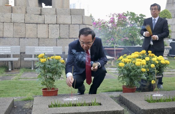 HCMC Party Committee Secretary Nguyen Van Nen offers incense to martyrs in Ho Chi Minh City Martyrs' Cemetery. (Photo: SGGP)