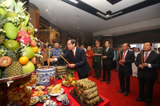 The ceremony offering Banh Tet (cylindrical glutinous rice cake) to Hung Kings and Marquess Le Thanh Nguyen Huu Canh, founder of Saigon-HCMC, marking the Tet holiday is organized at the Ethnic Culture Historical Park in Thu Duc City. (Photo: SGGP)