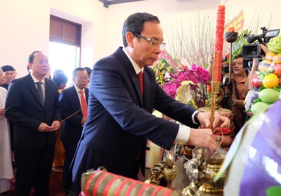 HCMC Party Committee Secretary Nguyen Van Nen offers incense to Hung Kings. (Photo: SGGP)