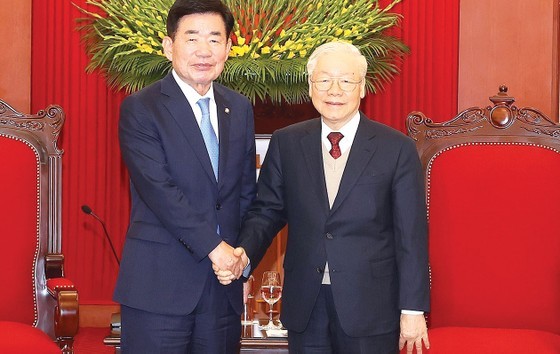 Party General Secretary Nguyen Phu Trong (R) and Speaker of the RoK’s National Assembly Kim Jin-pyo (Photo: VNA)
