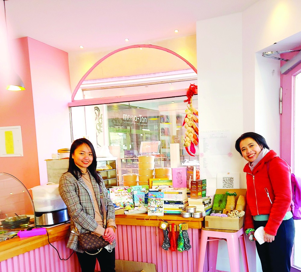 Nguyen Thuy Phuong Linh (L) at the Happy Bookstore in Germany (Photo: SGGP)