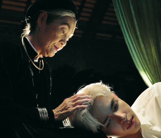 A scene in the film titled Con cung (The golden child)