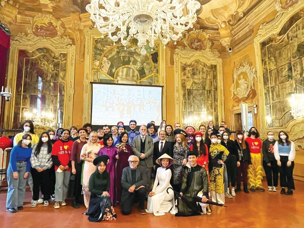 Ms. Le Thi Bich Huong and students participate in the Hon Viet (Vietnamese soul) program.