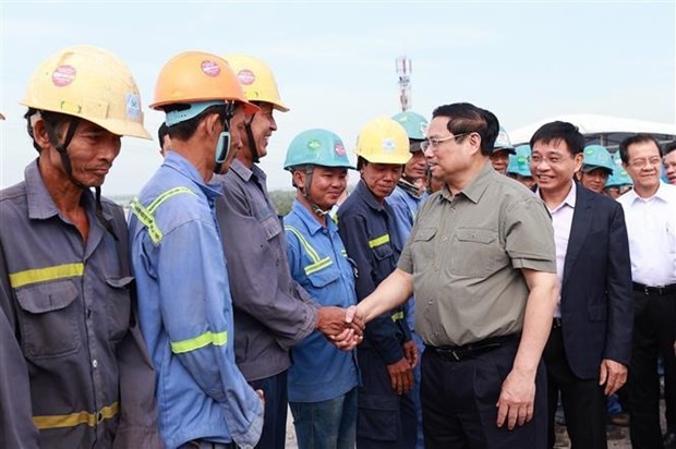 Prime Minister Pham Minh Chinh on January 30 meets and extends Lunar New Year (Tet) greetings to workers at the construction site of My Thuan 2 Bridge. (Photo: VNA)