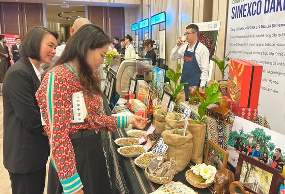 Visitors visit a display booth for coffee. (Photo: SGGP)