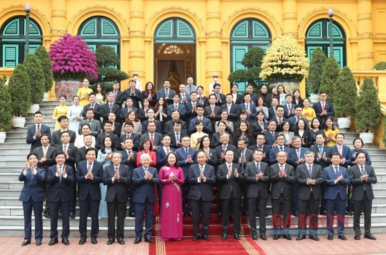 Politburo member and Permanent member of the Party Central Committee’s Secretariat Vo Van Thuong, former President Nguyen Xuan Phuc and leaders attend the event. (Photo: SGGP)