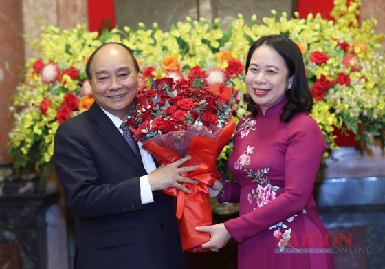 Former President Nguyen Xuan Phuc and Acting President Vo Thi Anh Xuan (R) (Photo: SGGP)