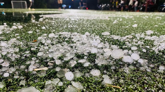 A severe hailstorm hits Dien Bien Phu City and Dien Bien District in the northern mountainous province of Dien Bien on the evening of February 4. (Photo: SGGP)