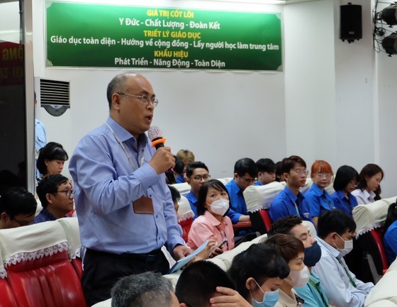 A delegate gives his opinions at the talk. (Photo: SGGP)