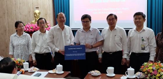The HCMC Party Committee offers 10 Duong Quang Trung scholarships with a total value of VND50 million to the Pham Ngoc Thach University of Medicine. (Photo: SGGP)