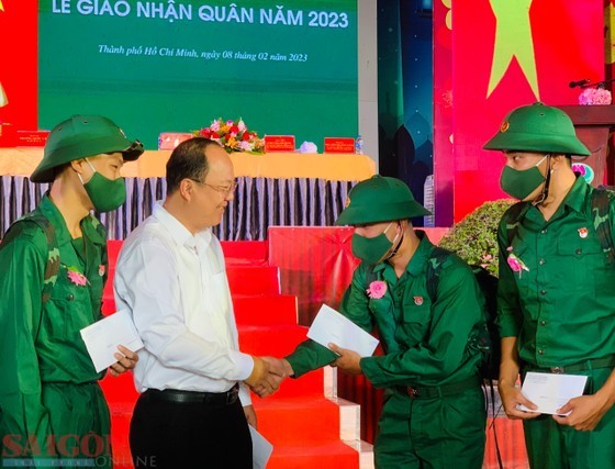 Vice Secretary of the HCMC Party Committee Nguyen Ho Hai offers gifts to new soldiers. (Photo: SGGP)