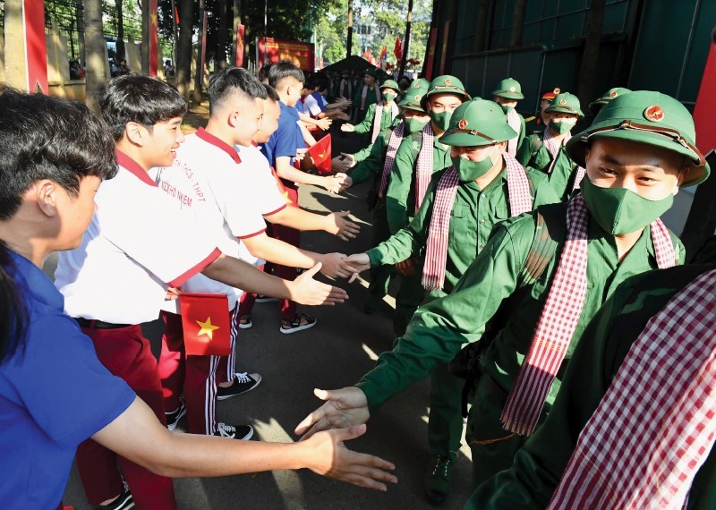 New soldiers say goodbye to their relatives and friends. (Photo: SGGP)