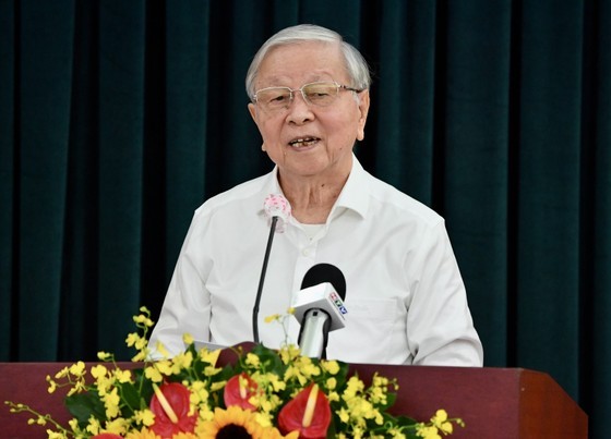Former Chairman of the HCMC People’s Council Pham Chanh Truc proposes the Central assign missions to Party members to give instructions for economic activities to residents. (Photo: SGGP)