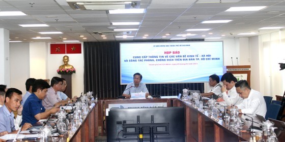 The conference on socioeconomic activities and pandemic prevention and control work in the city is chaired by Deputy Head of the city's Steering Committee for Covid-19 Prevention and Control Pham Duc Hai. (Photo: SGGP)