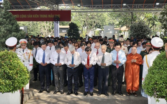 The leaders offer incense and flowers to patriotic intellectual Huynh Tan Phat. (Photo: SGGP)