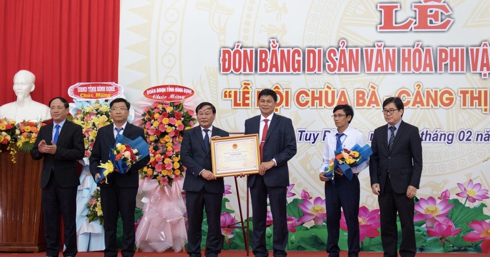 At the ceremony to receive a certificate of recognition of Ba (local tutelary goddess) Pagoda- Nuoc Man Trading Port Festival as a national intangible cultural heritage