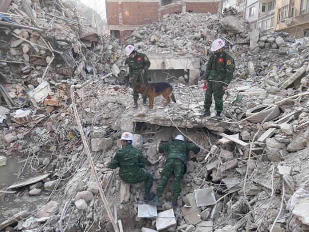 Members of the VPA team search for earthquake victims in Antakya city of Hatay province. (Photo: VNA)