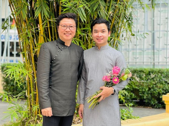 Fashion designers Si Hoang (L) and Vu Huy