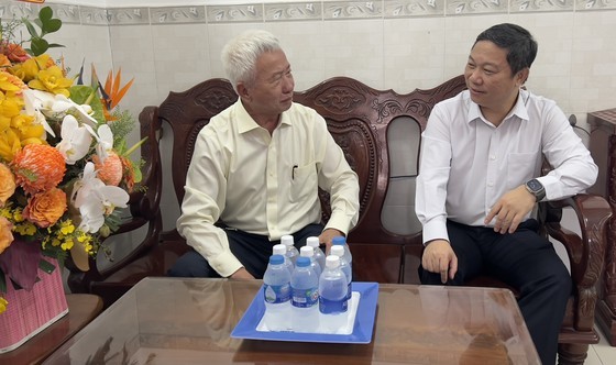 Vice Chairman of the HCMC People’s Committee Duong Anh Duc (R) visits Dr. Nguyen The Dung, former Director of HCMC Health Department. (Photo: SGGP)